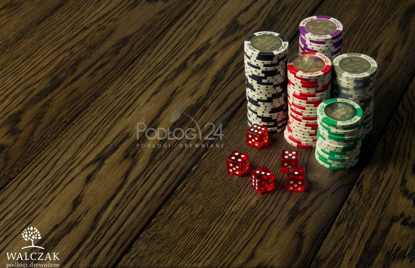 WALCZAK DĄB KOLOR ORZECH   , SZCZOTKOWANY Typ deski: lita lub warstwowa Gatunek drewna: dąb Wymiar: 16 x 105/135/160/180 x 610-2610 mm Klasa sortowania: Natural, Rustikal, Country Powierzchnia: gładka lub szczotkowana Kolor: orzech Kod wykończenia: S 34 – deski olejowane L 34 – deski lakierowane Produkt występuje również jako parkiet , jodełka klasyczna , francuska. Deska warstwowa na sklejce jak i na podkładzie dębowym może być montowana  na ogrzewaniu podłogowym wodnym.  Jednak dzięki innowacyjnej konstrukcji również deska lita o grubości 16mm nadaje się na  ogrzewanie podłogowe wodne.  Sekretem firmy Walczak jest zastosowanie opatentowanych nacięć na spodzie deski, co zwiększa jej stabilność wymiarową